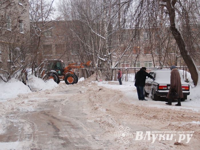 В великолукском дворе замечен трактор, убирающий снег