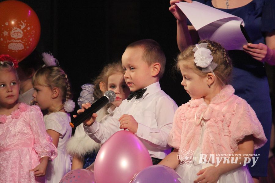 Юные артисты ГДК им. Ленина поздравили мам с праздником (ФОТО)