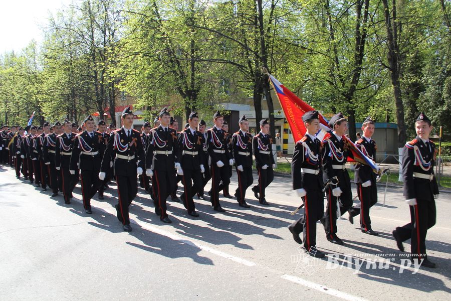 9 мая в Великих Луках. Шествие и салют