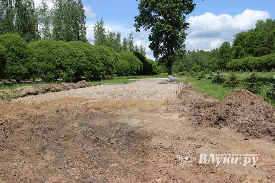 Идёт благоустройство Аллеи памяти 6-й роты в Великих Луках (ФОТО)