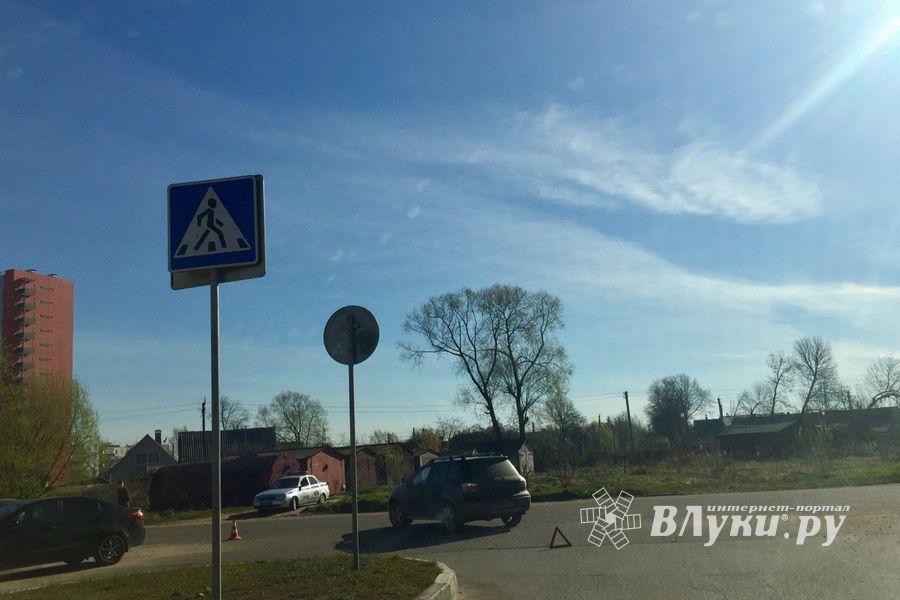Фотофакт: ДТП на Дружбе в Великих Луках