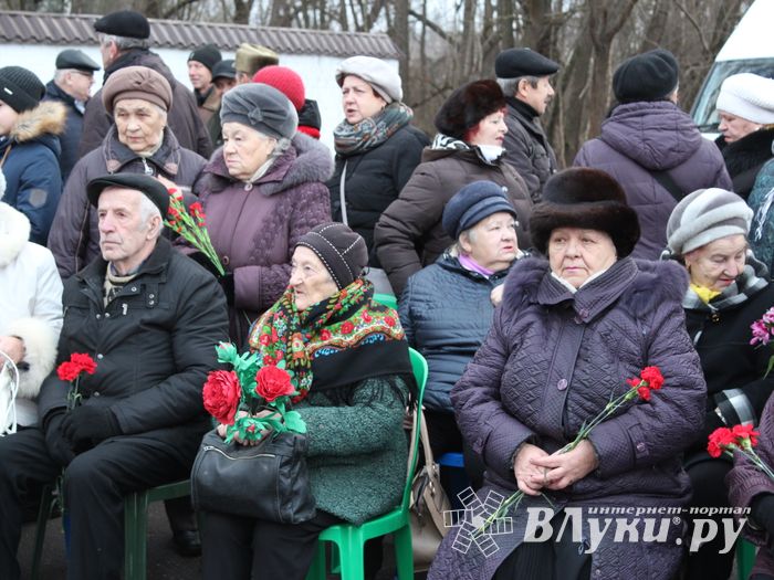 Родственники погибших солдат приняли участие в возложении цветов в Великих Луках