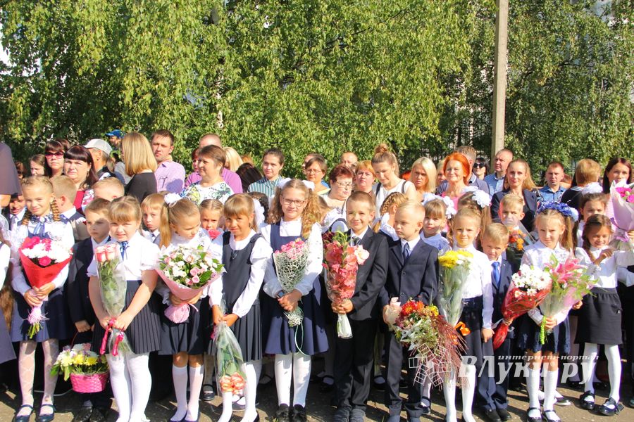 В Великих Луках торжественно встретили День знаний (ФОТО)