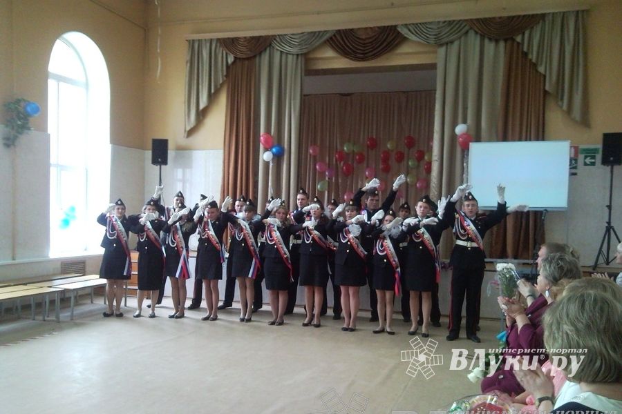 «Последний звонок» в школах Великих Лук