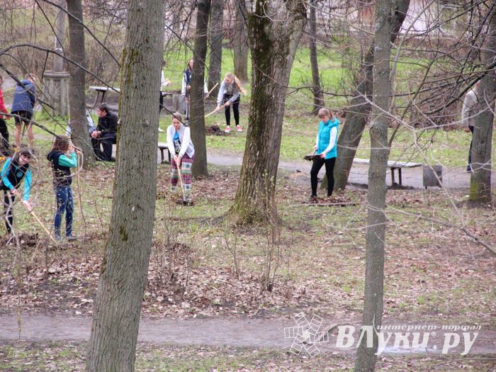 Фотофакт: студенты ПГУПС вышли в понедельник на субботник