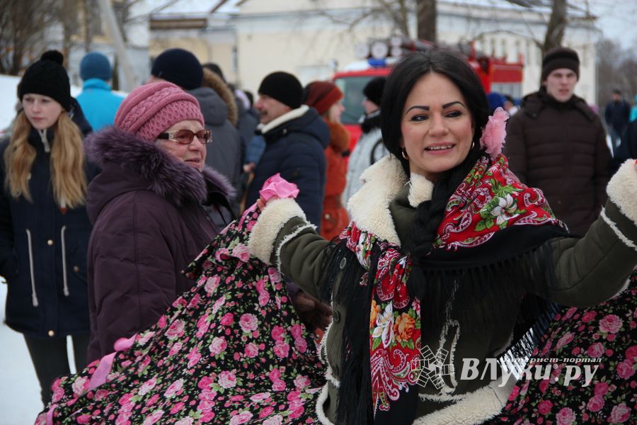 Широко отметили Масленицу в Великих Луках (ФОТО)