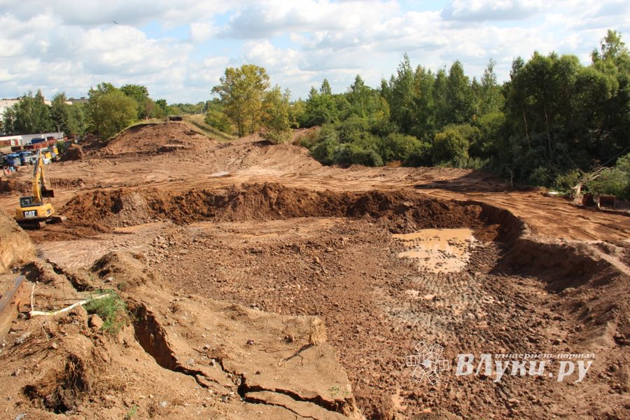  На месте строительства путепровода ведутся работы (фото)