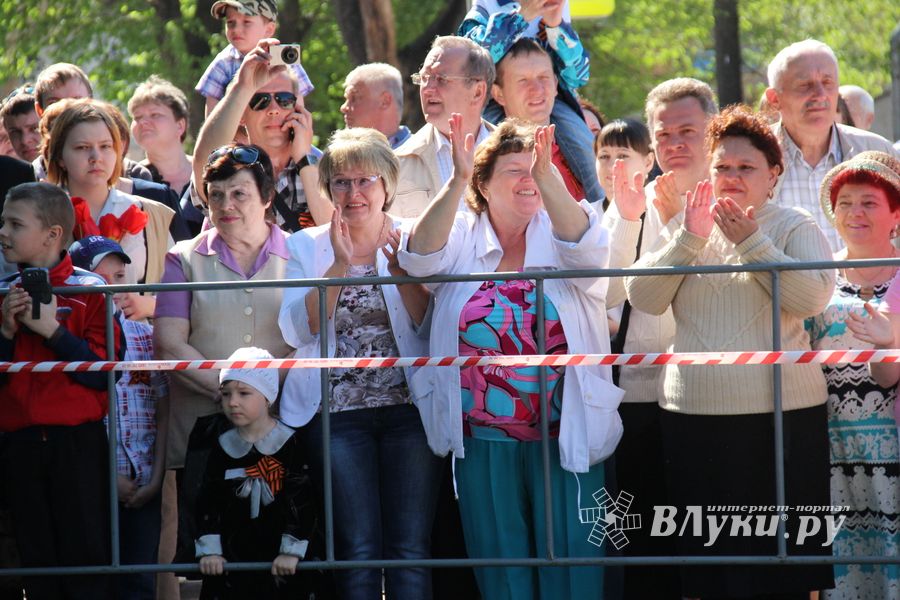 В Великих Луках прошел Парад Победы (ФОТО)