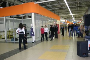 Торговый центр «Апельсин» поздравил прекрасных дам с праздником весны