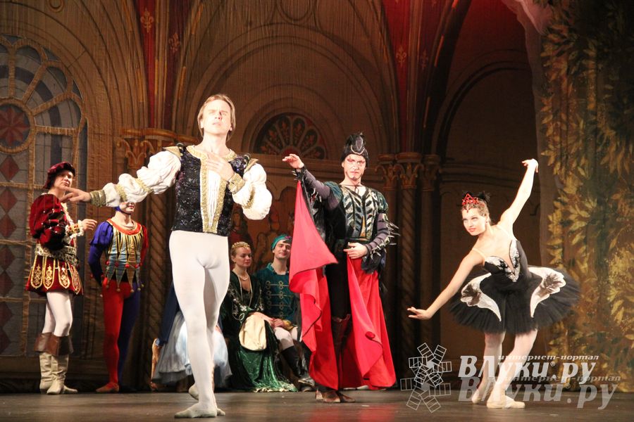 Московский театр «Корона Русского Балета» представил великолучанам балет «Лебединое озеро»