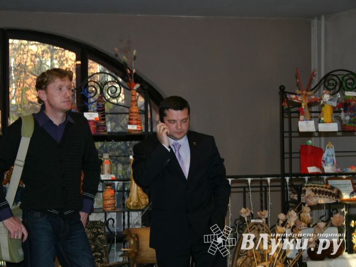 Председатель комитета по делам молодежи Максим Козлов и председатель жюри фотоконкурса Александр Воробьев