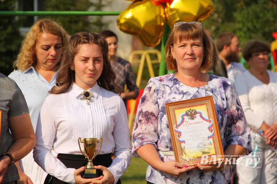 1 сентября в школах Великих Лук прошли Торжественные линейки (ФОТО)