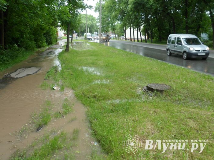 На проспекте Гагарина затопило дорогу (ФОТО)