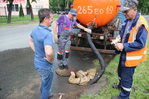 На пр. Гагарина устраняют аварию на водопроводе (ФОТО)