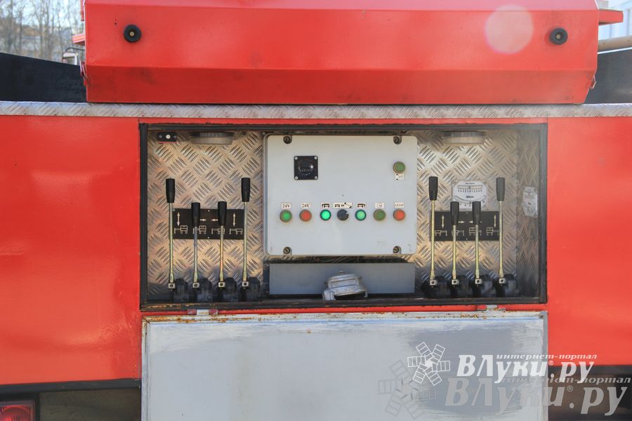 В центре Великих Лук спасатели продемонстрировали свою технику (ФОТО)