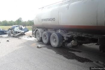В Великолукском районе столкнулись легковушка и бензовоз (фото)
