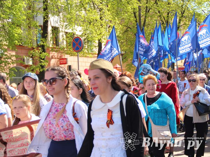По центральному проспекту Великих Лук прошёл  «Бессмертный полк» (0+) (ФОТО)