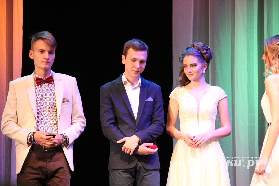 Великолуких выпускников наградили (ФОТО)