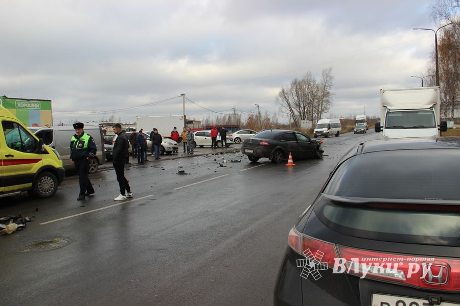 Серьёзное ДТП произошло в Великих Луках (ФОТО)
