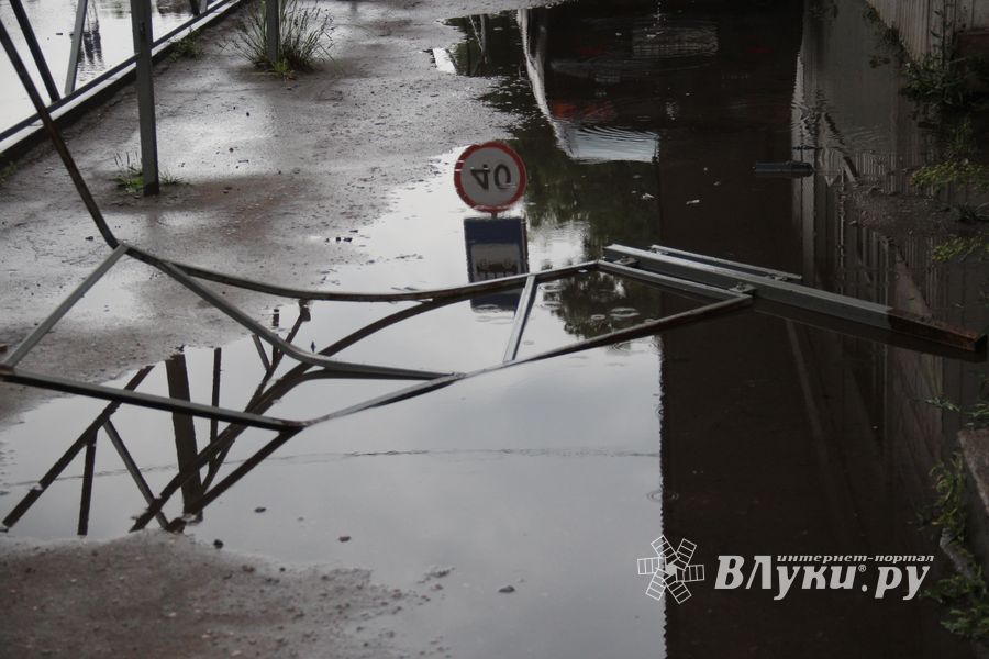 В Великих Луках автомобиль протаранил ограждение и «припарковался» на остановке (ФОТО)