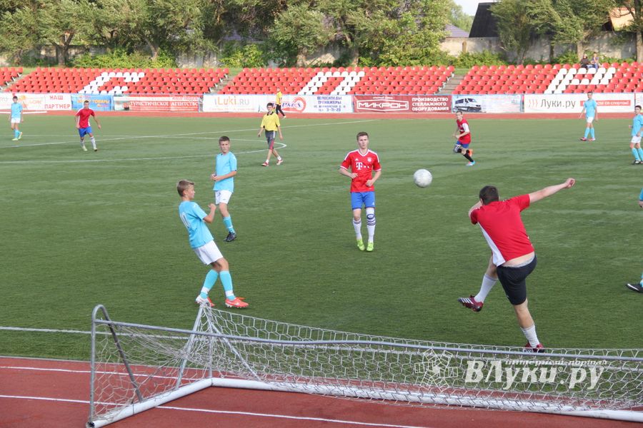 В минувшие выходные великолучане сыграли в футбол (фото)