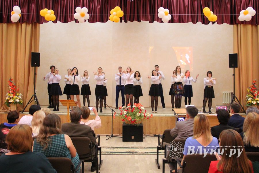 В Великих Луках ученики школы №13 поздравили своих педагогов (ФОТО)