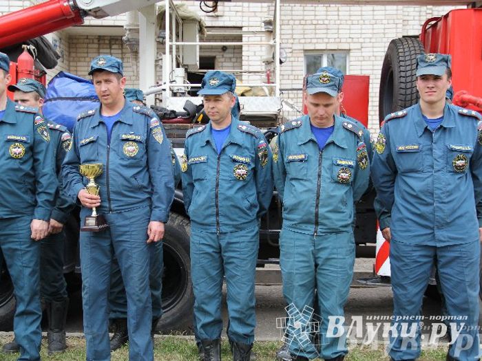 В Великих Луках прошли областные соревнования среди пожарных по спасению пострадавших