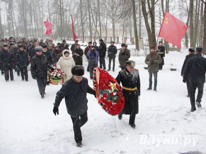 Великолучане возложили цветы на братском мемориальном захоронении (ФОТО)