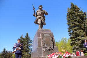По центральному проспекту Великих Лук прошёл  «Бессмертный полк» (0+) (ФОТО)