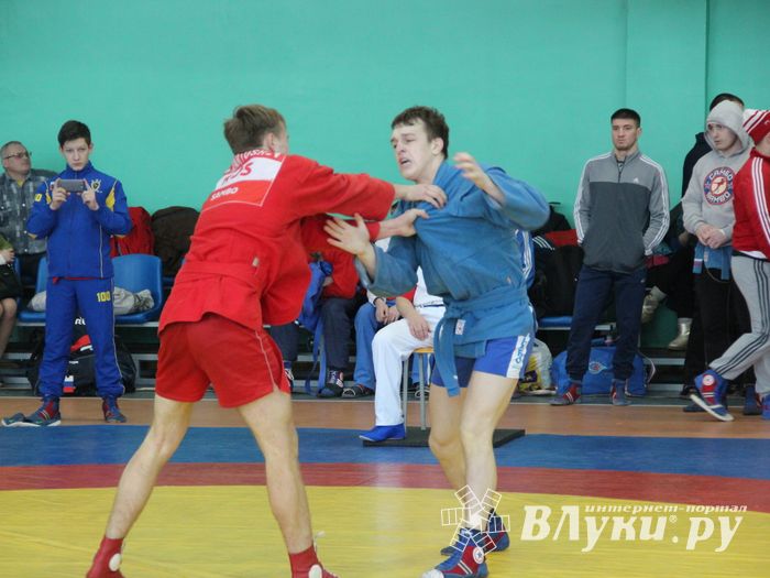 В Великих Луках - время жарких схваток