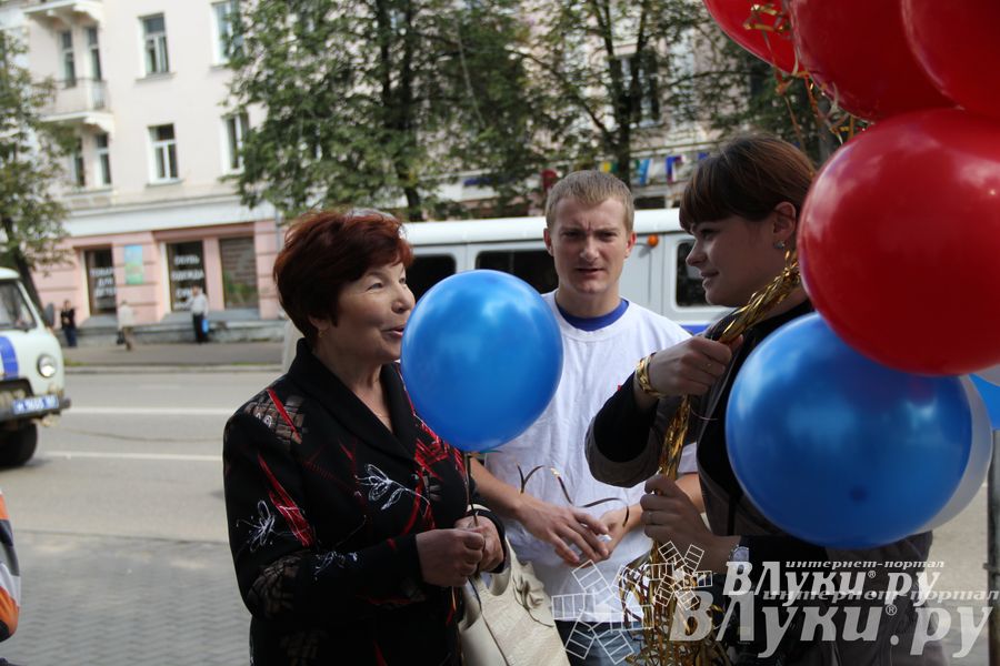 В Великих Луках прошла патриотическая акция, посвященная Дню флага России