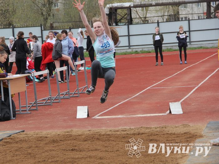 В Великих Луках проходят соревнования «Шиповка юных» (ФОТО)