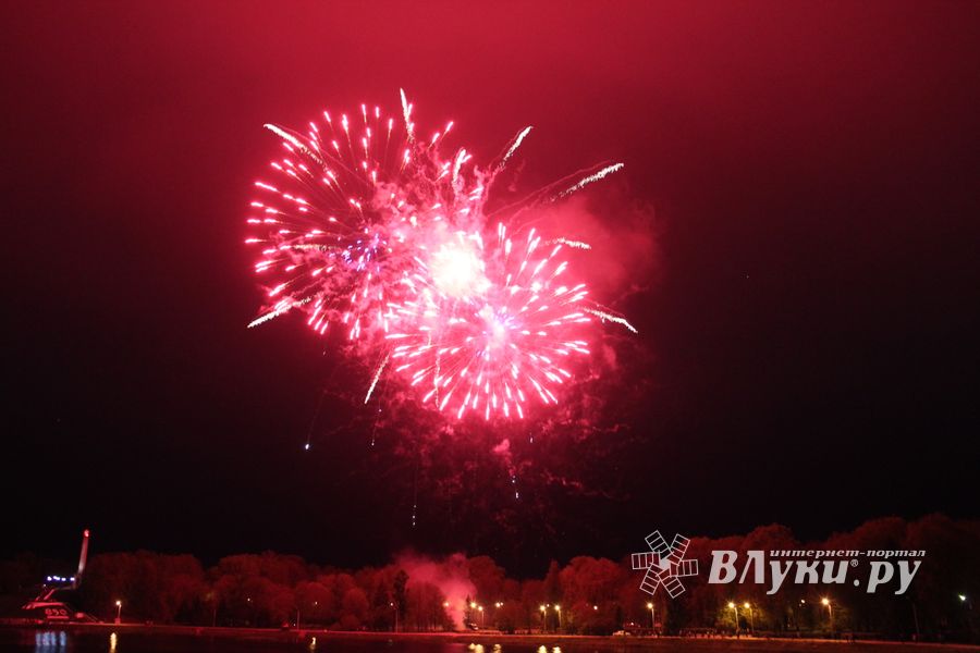 В Великих Луках прогремел праздничный салют в честь Дня Победы (ФОТО)