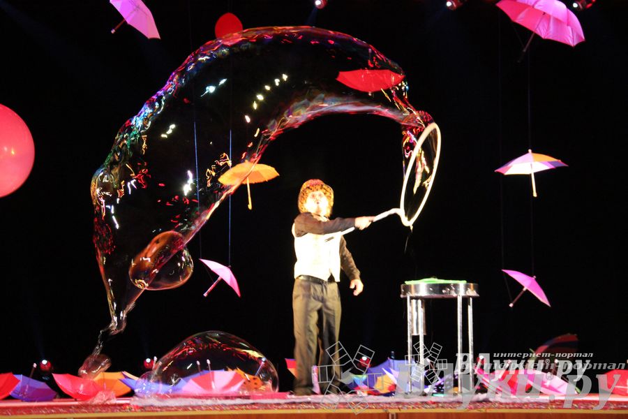 Шоу магических зонтиков и мыльных пузырей увидели юные великолучане