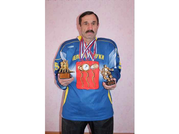 Хоккеисты «ЛукиСпорт» чествуют сразу двух юбиляров (ФОТО)