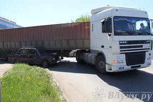 Еще одна авария в Великих Луках: фута подмяла жигули (ФОТО)