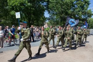 В День России Андрей Турчак принял участие в Марше Мира Воздушно-десантных войск (фото)
