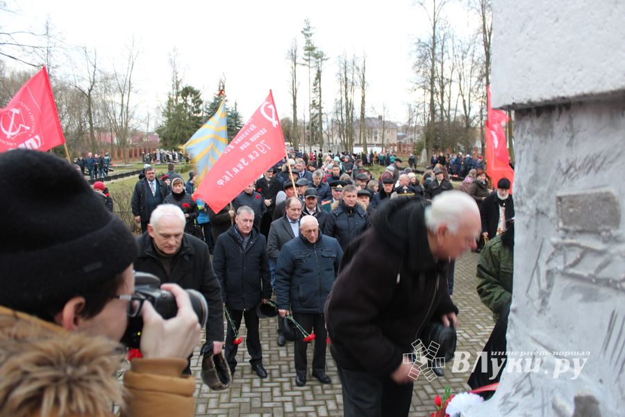 Родственники погибших солдат приняли участие в возложении цветов в Великих Луках