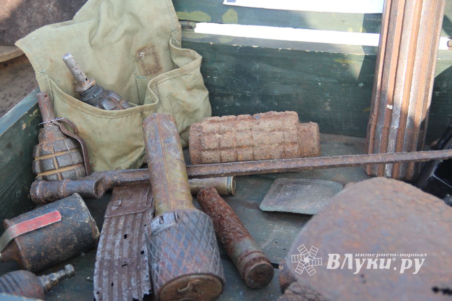 Великолучанам показывают армейскую технику и кормят кашей (6+) (ФОТО)