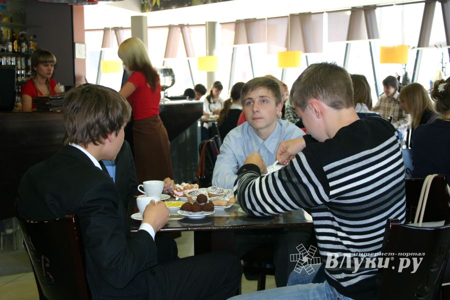 Великолукские школьники посетили "Литературное кафе"