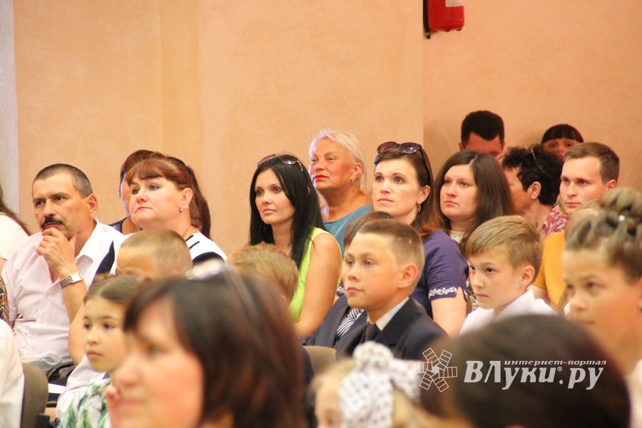 В школе №13 чествовали вчерашних учеников начальной школы (ФОТО)