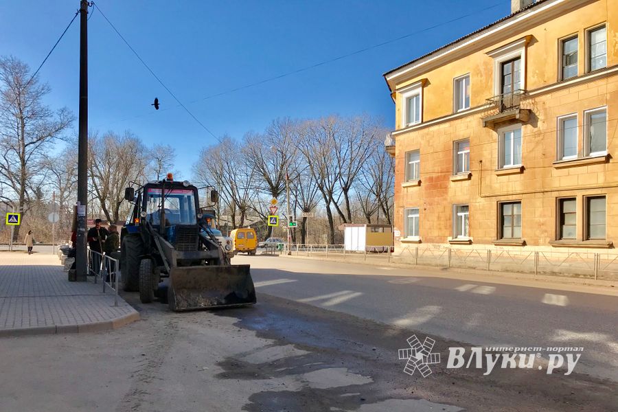 Чистота и пробки: Великие Луки приводят в порядок (ФОТО)