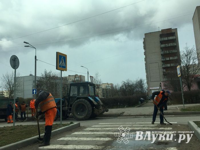 Фотофакт: в Великих Луках чистят обочины дорог 