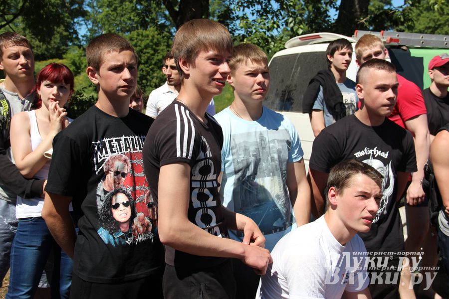 В Великих Луках состояли соревнования по подтягиванию на турнике (фото)