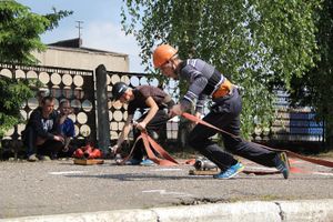 В Великих Луках прошли соревнования среди пожарных