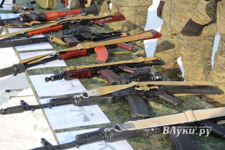 Великолучанам показывают армейскую технику и кормят кашей (6+) (ФОТО)