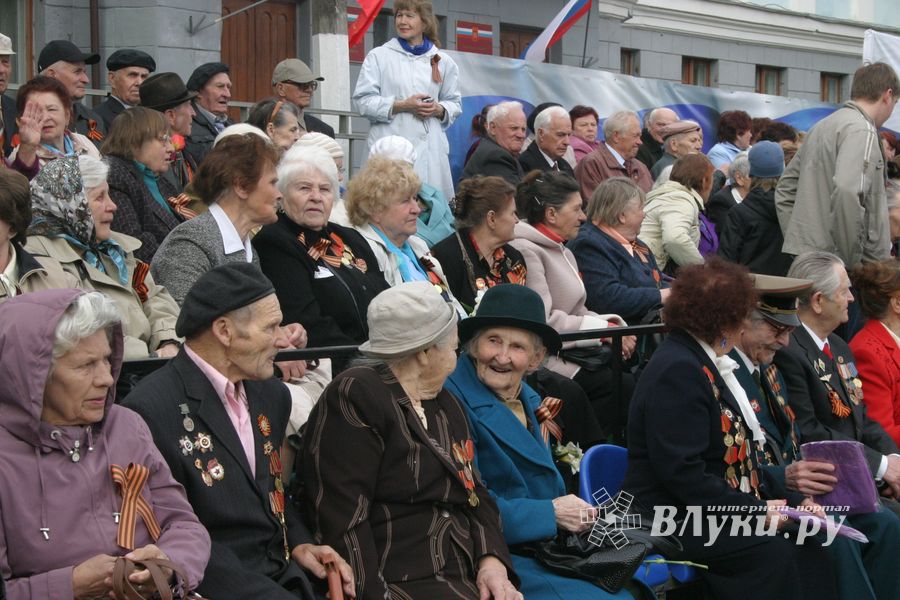 В Великих Луках прошел Военный парад