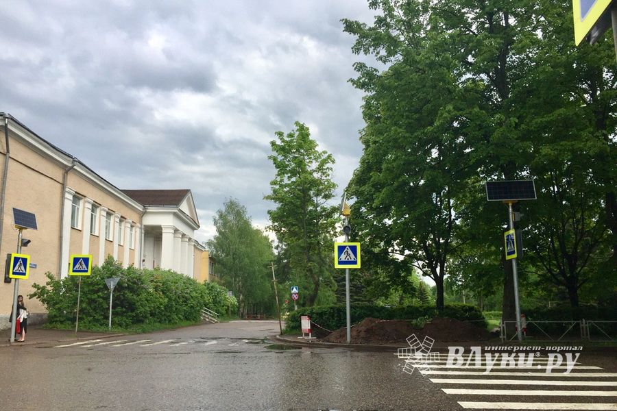 В Великих Луках на ул. Л.Чайкиной появилмсь светофоры на солнечной батарее (ФОТО)