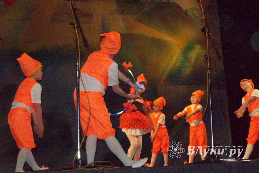 Великолукская школа № 2 торжественно подвела итоги года 