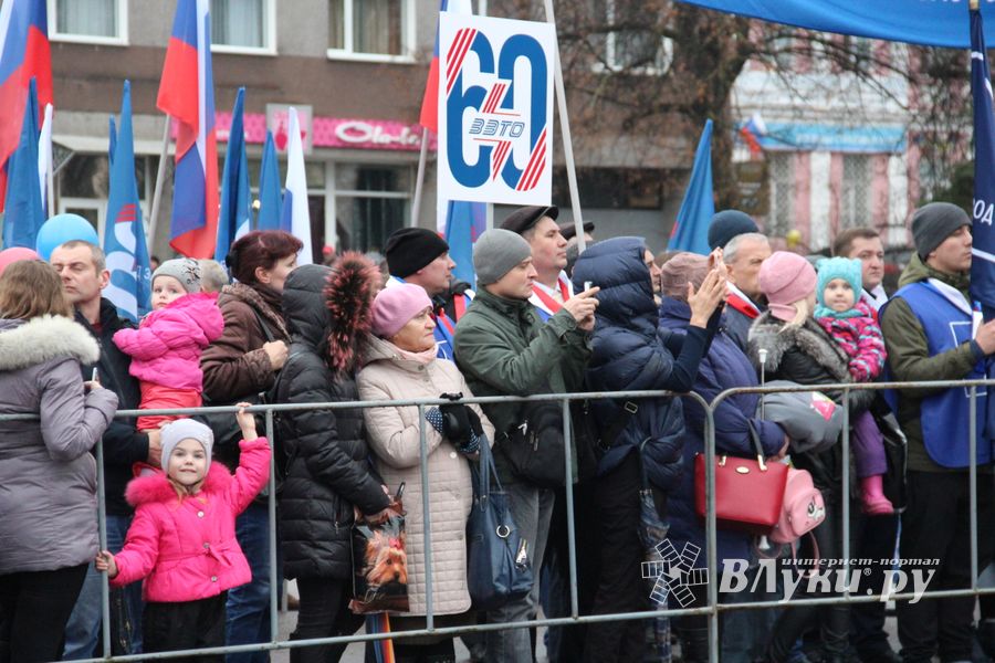Митинг и праздничные гуляния в Великих Луках (ФОТО)